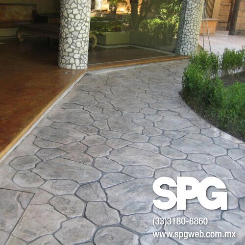 Banqueta de concreto estampado con molde tipo piedra acomodada