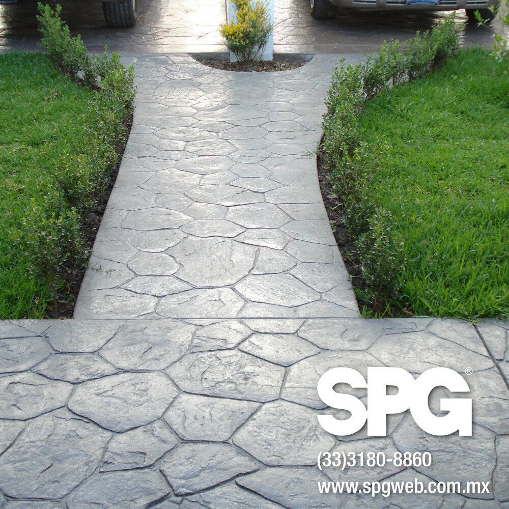 Patio con concreto estampado usando moldes tipo piedra decorativa