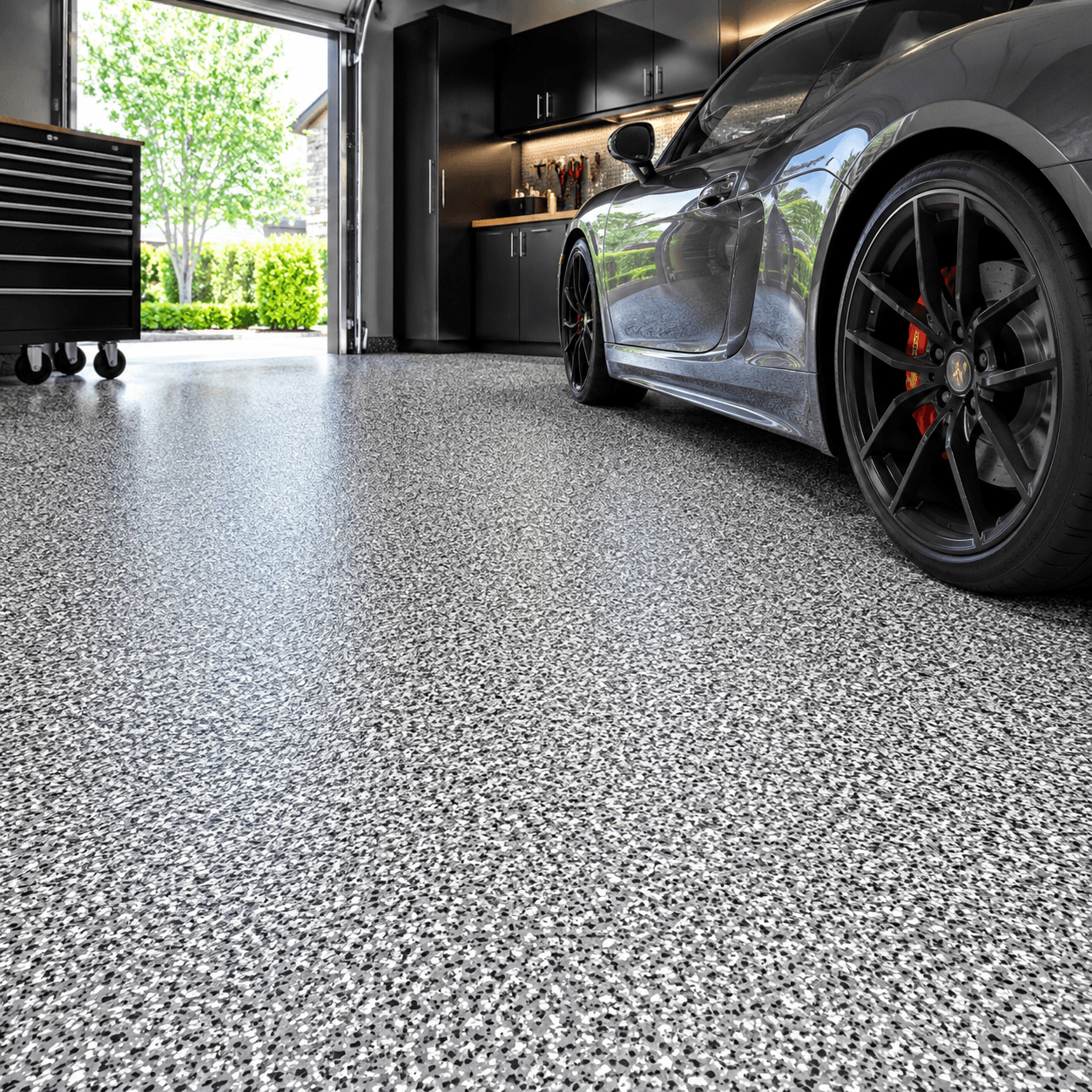 Garage con piso epóxico de hojuelas decorativas