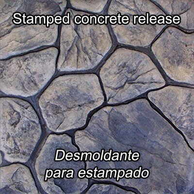 Aplicación de desmoldante en polvo para concreto estampado con efecto de contraste y realce de textura