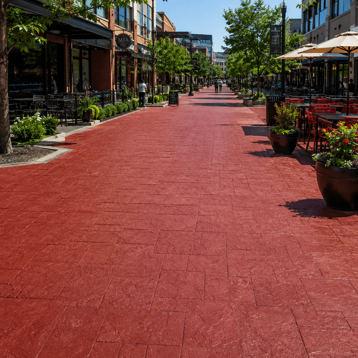 Calle peatonal con restaurantes, árboles y piso rojo de concreto estampado ultradelgado para grandes andadores comerciales