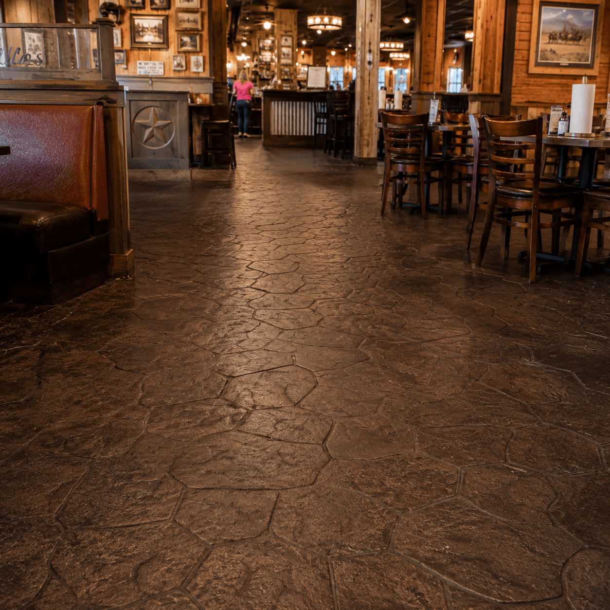 Restaurante con ambiente vaquero y piso café oscuro de concreto estampado ultradelgado para alto tráfico peatonal