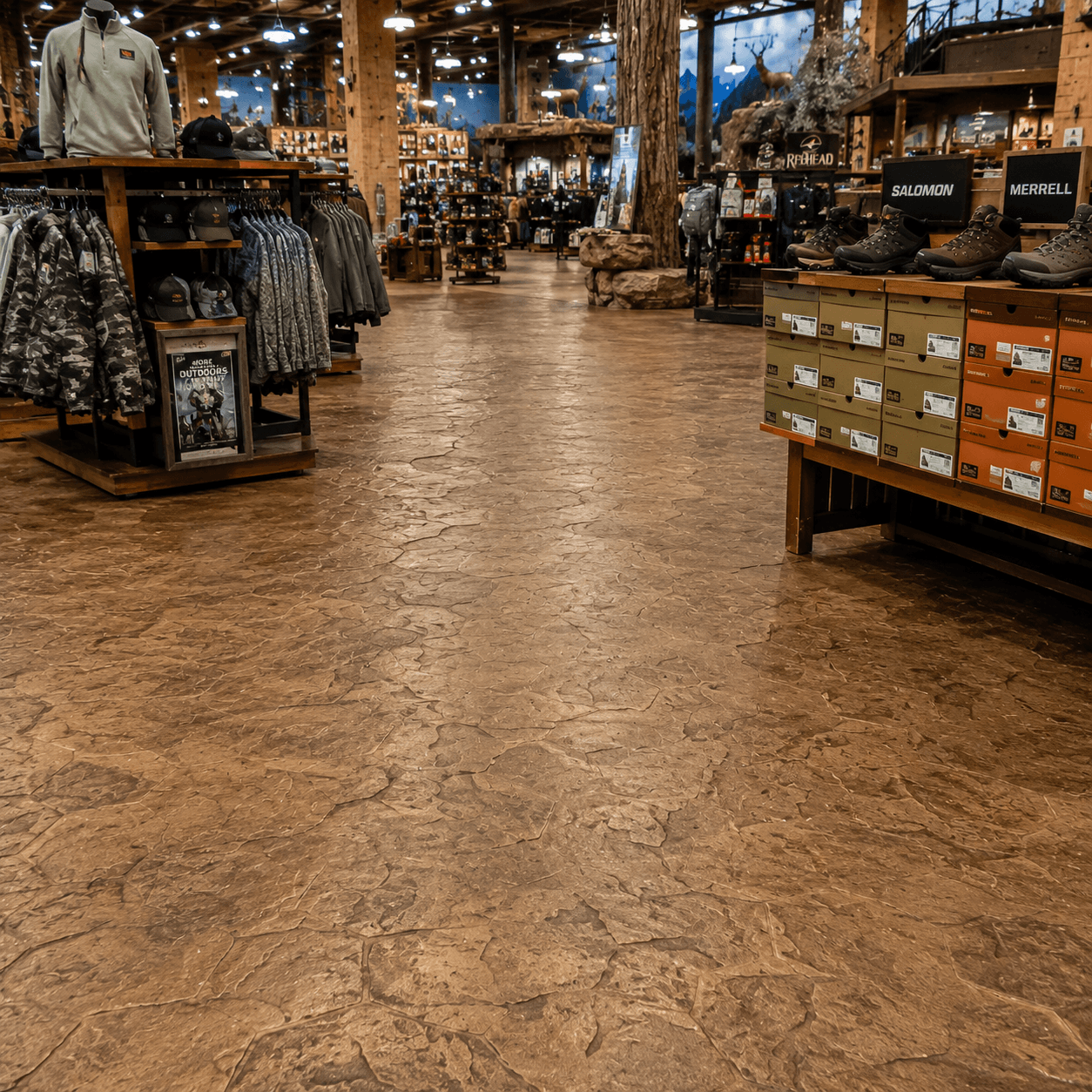 Tienda comercial de artículos deportivos con piso beige de textura roca en concreto estampado ultradelgado