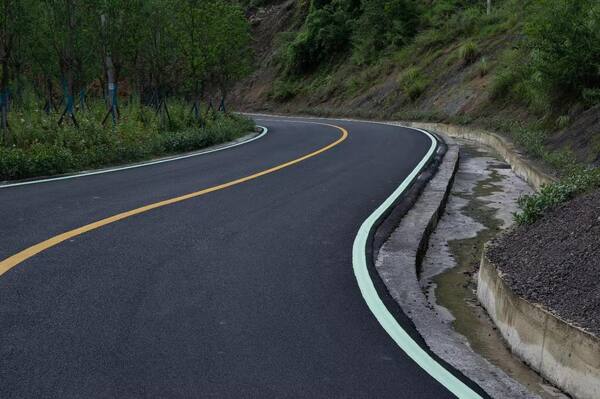 TRAFFIC PAINT LINE MARKING DAYTIME 3.jpg600x600