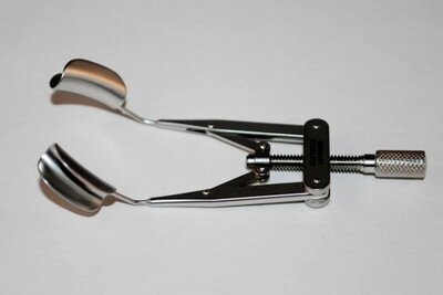 Reversible Eye Speculum Thin Solid Blade, adjust