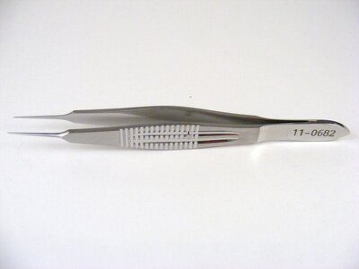 Castroviejo fixation forceps, 4 3/8", straight shafts, 0.3mm 1x2 teeth, without platforms, wide serrated handle e1793