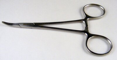 Halstead forceps, 5", curved serrated jaws