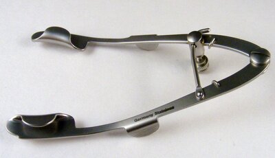 Lester-Burch Eye Speculum 2 Solid Blades OL 83mm(3 1/4") BL 22.5mm