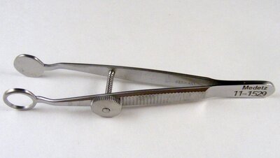 Lambert chalazion forcep, small, round, solid lower plate, 8mm open upper plate