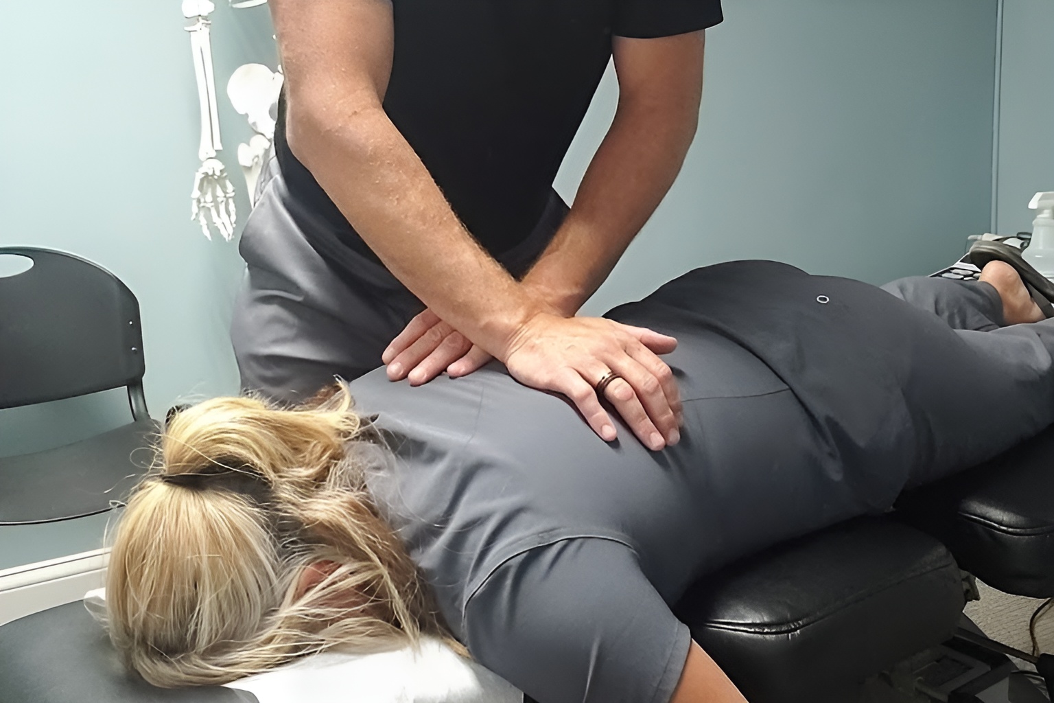 Chiropractic adjustment at Paragon Chiropractic and Wellness Center in Bloomfield Hills, MI, easy to get to from anywhere around Bloomfield, Michigan.